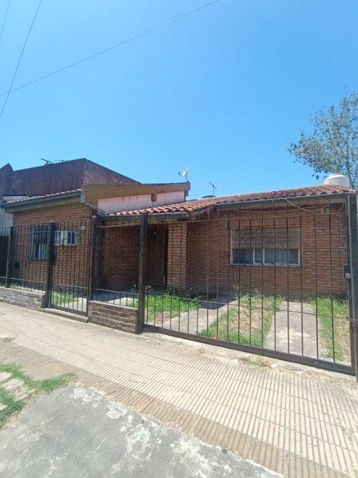 Chalet de 5 ambientes a refaccionar en Castelar Norte