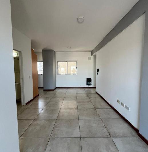 Excelente departamento de 2 ambientes al frente en Moron 5