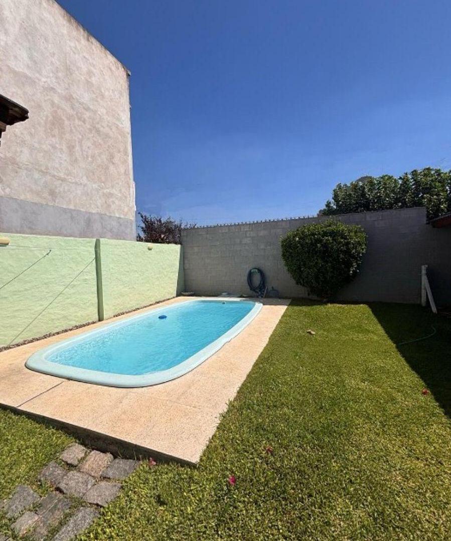 Venta - Casa en lote propio de 3 ambientes en barrio de Moron sur. Impecable, amplia y cómoda