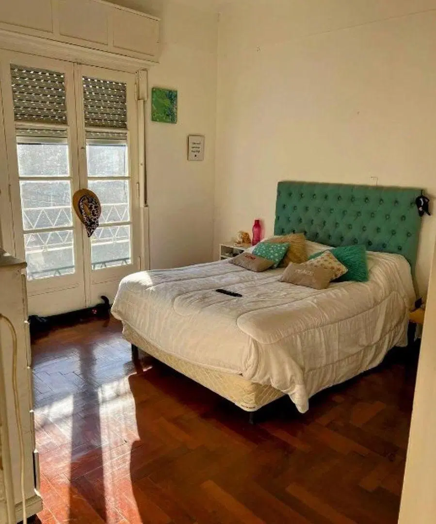 Departamento de 3 ambientes en alquiler, en ubicación Moron Centro, con patio y balcón al frente. 5