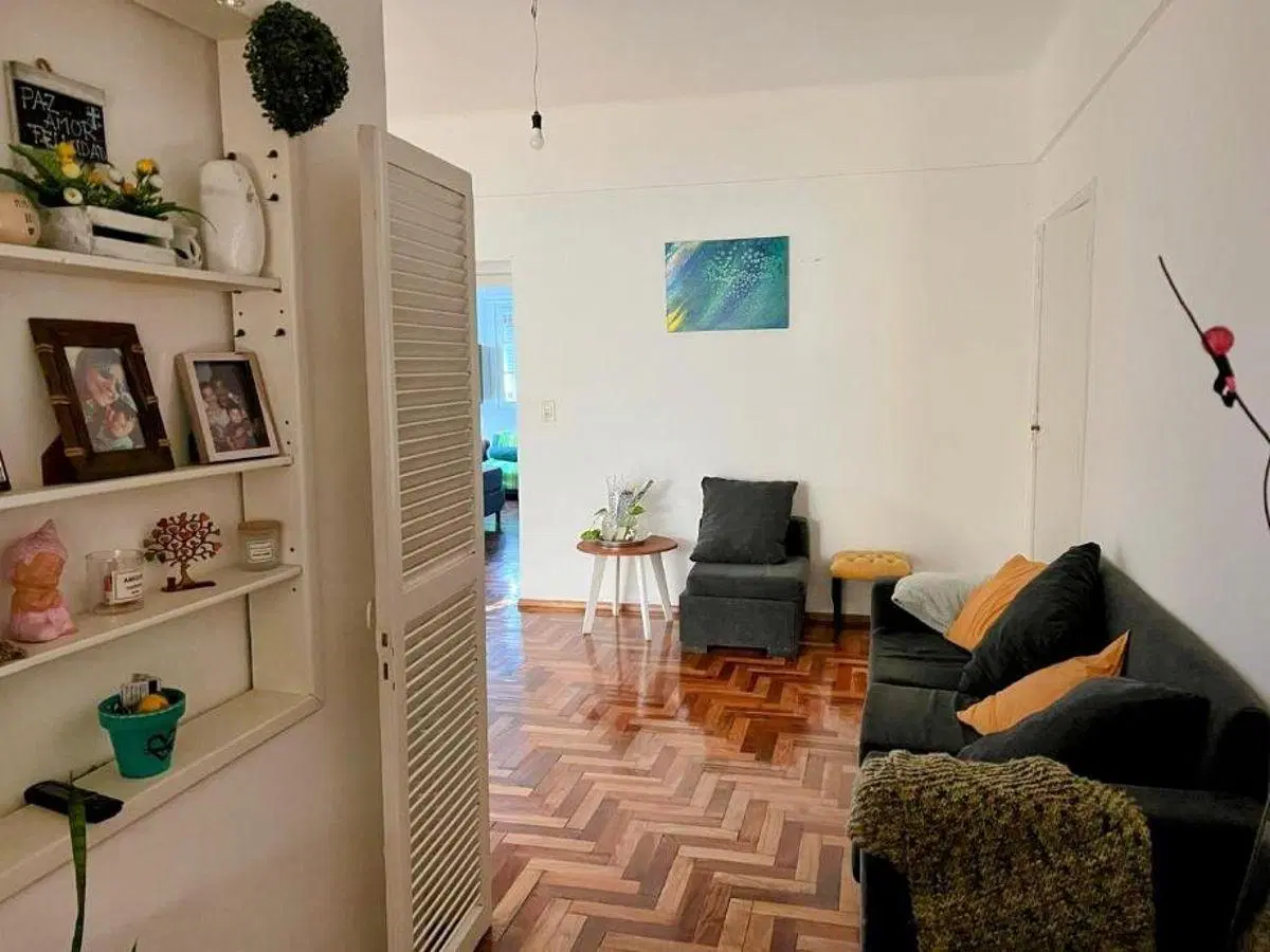 Departamento de 3 ambientes en alquiler, en ubicación Moron Centro, con patio y balcón al frente. 3