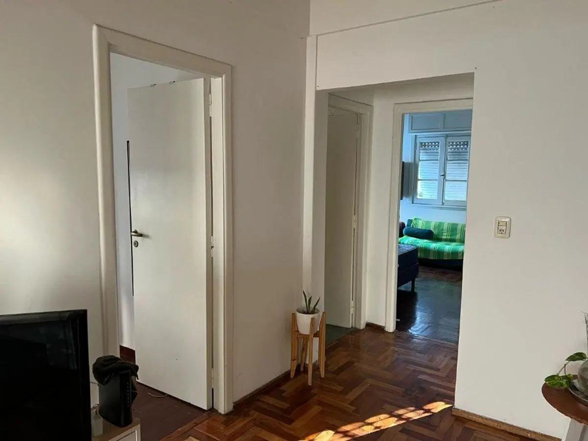 Departamento de 3 ambientes en alquiler, en ubicación Moron Centro, con patio y balcón al frente. 2