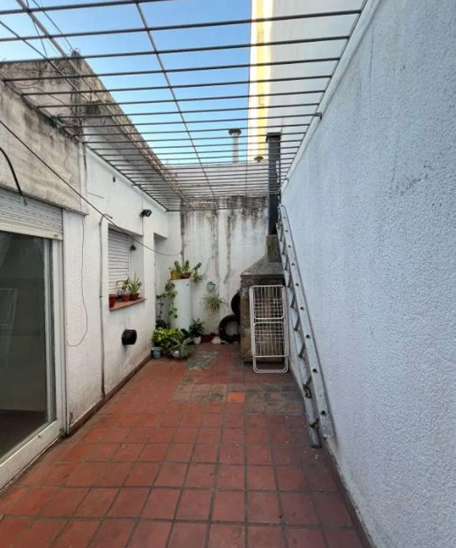 Departamento de 3 ambientes en alquiler, en ubicación Moron Centro, con patio y balcón al frente. 4