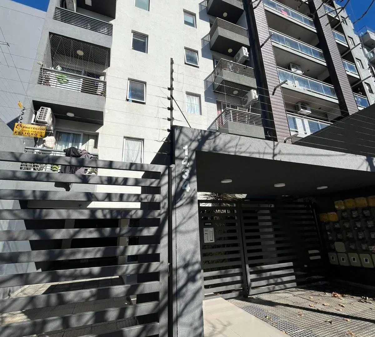Departamento de 2 ambientes, ubicado en barrio residencial y cercano a la estación de Moron. 5