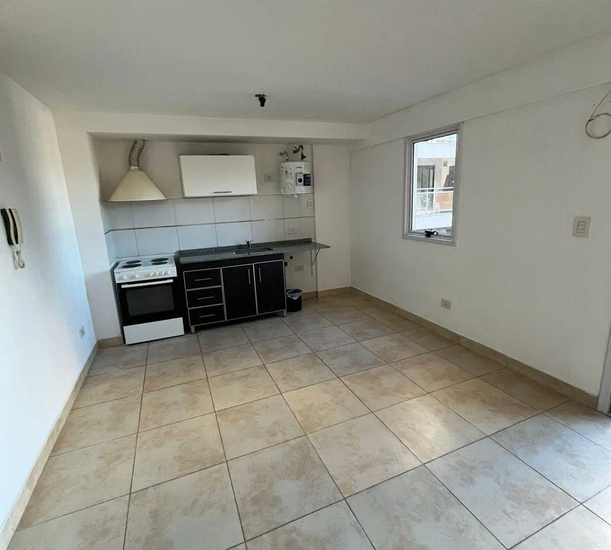 Departamento de 2 ambientes, ubicado en barrio residencial y cercano a la estación de Moron. 1