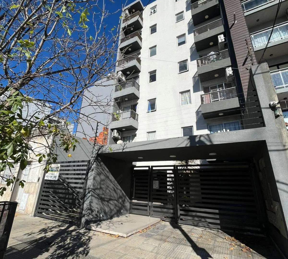 Departamento de 2 ambientes, ubicado en barrio residencial y cercano a la estación de Moron. 2
