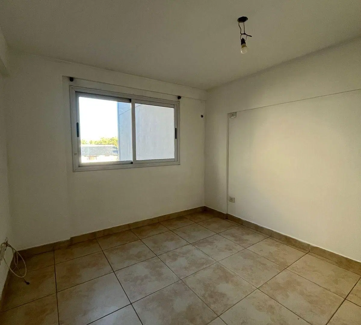 Departamento de 2 ambientes, ubicado en barrio residencial y cercano a la estación de Moron. 4