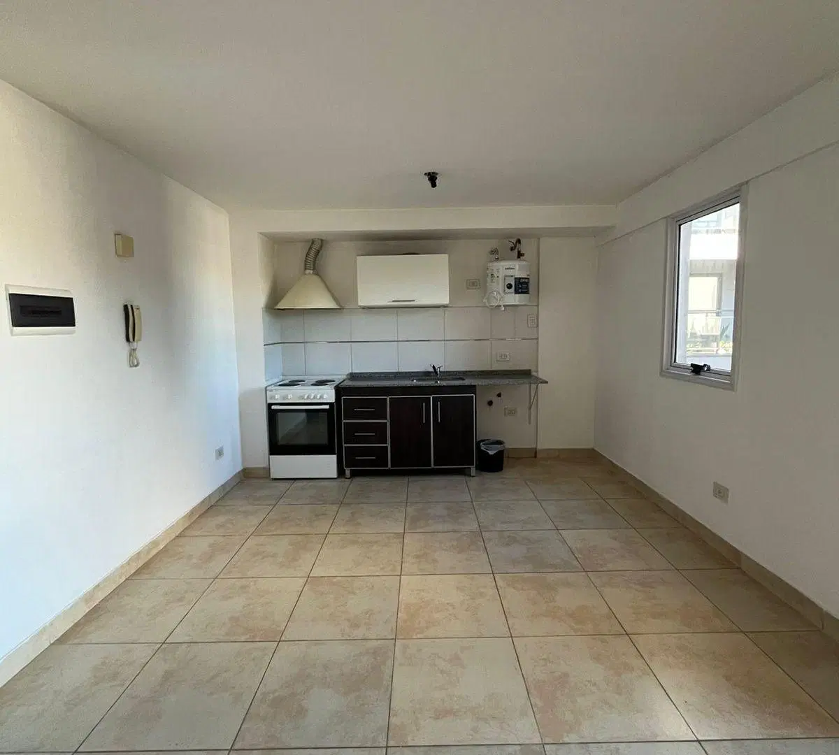 Departamento de 2 ambientes, ubicado en barrio residencial y cercano a la estación de Moron. 3