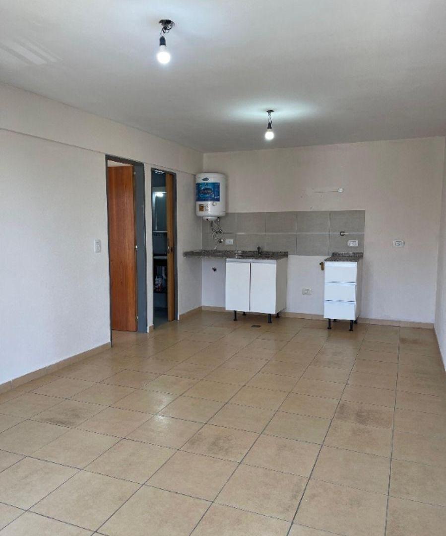 Foto de Departamento en alquiler de 2 ambientes en Moron Sur, cerca de Av. H. Yrigoyen y Av. Eva Peron, imagen 3