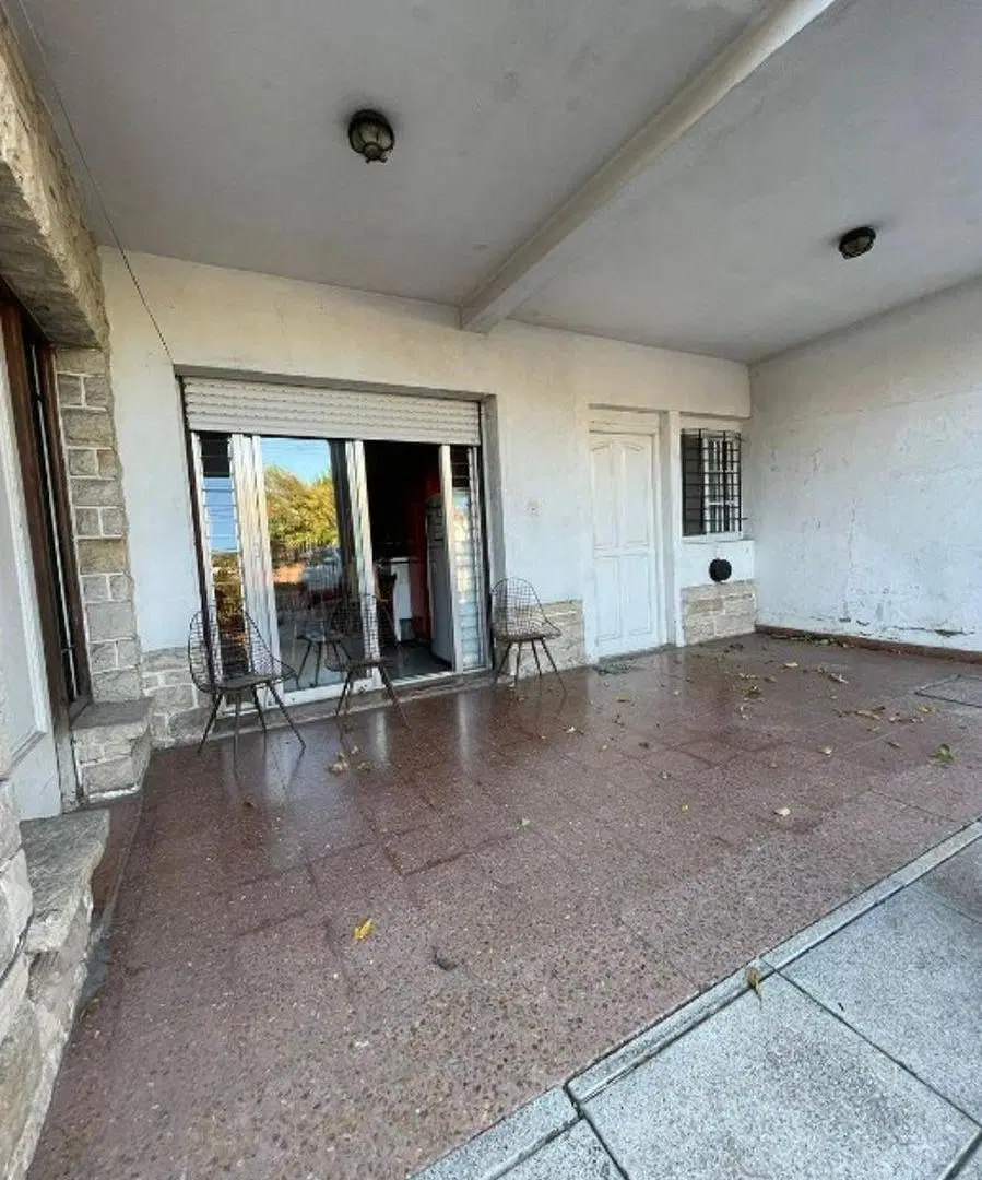 Casa multifamiliar en venta desarrollada sobre lote propio en Villa Luzuriaga, ideal para 2 familias 2