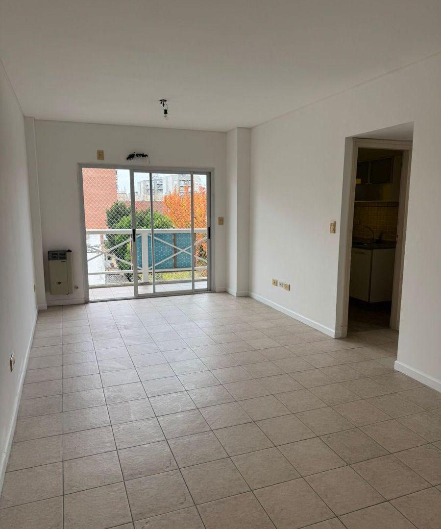 Venta - Excelente departamento de 2 ambientes al frente en Moron Centro. Con balcón y lavadero