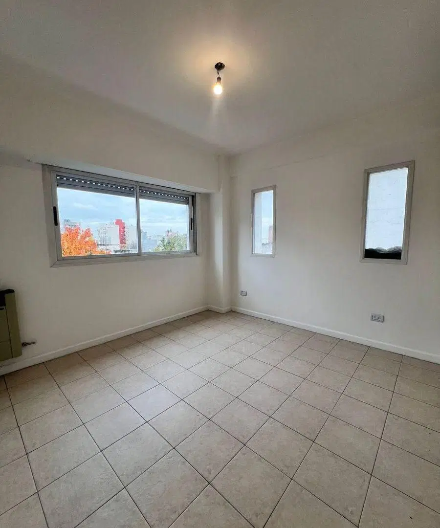 Venta - Excelente departamento de 2 ambientes al frente en Moron Centro. Con balcón y lavadero 2