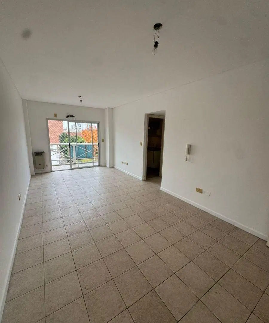 Venta - Excelente departamento de 2 ambientes al frente en Moron Centro. Con balcón y lavadero 4