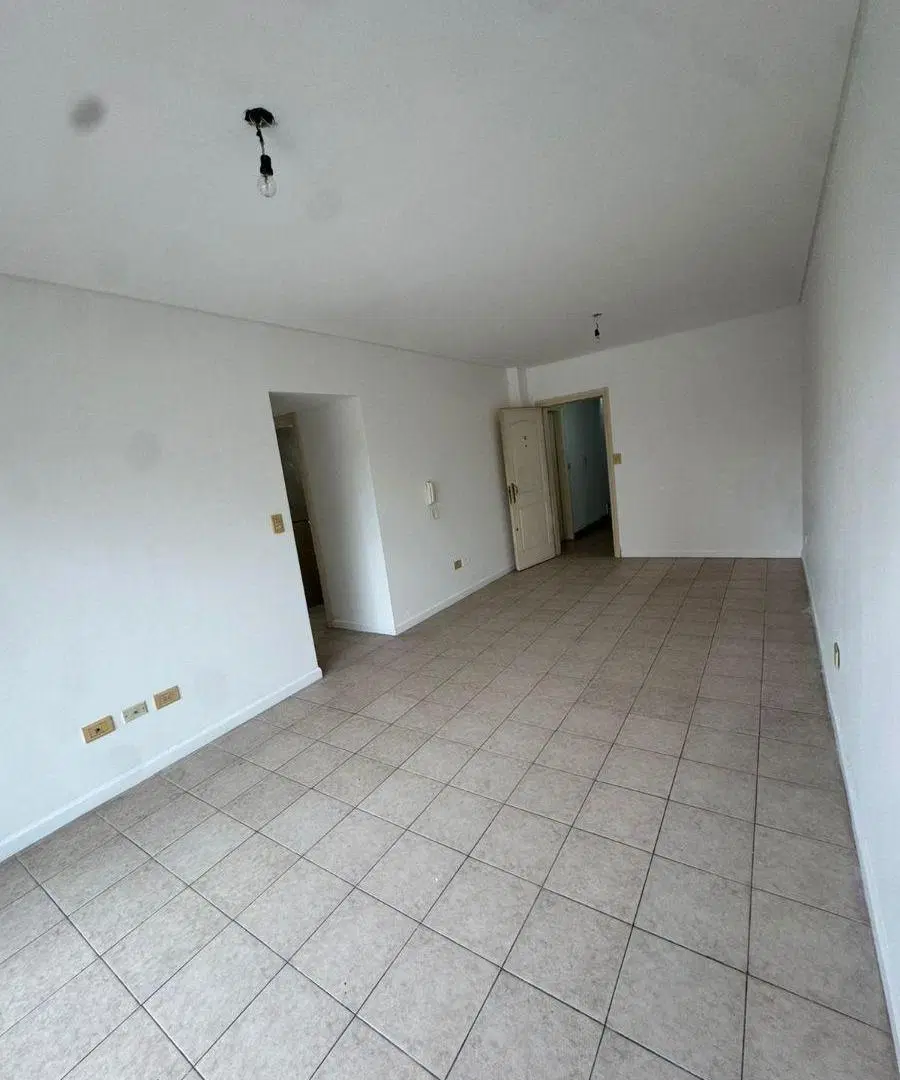 Venta - Excelente departamento de 2 ambientes al frente en Moron Centro. Con balcón y lavadero 5