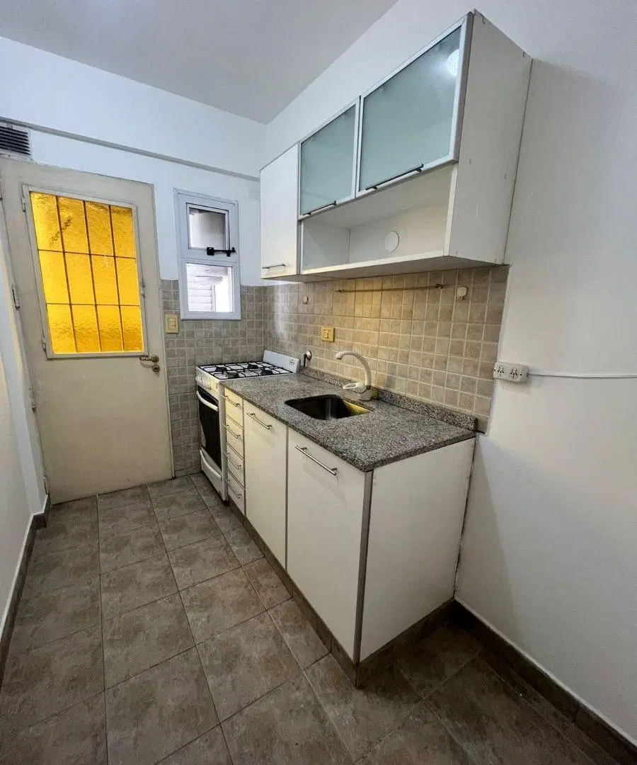 Venta - Excelente departamento de 2 ambientes al frente en Moron Centro. Con balcón y lavadero 3