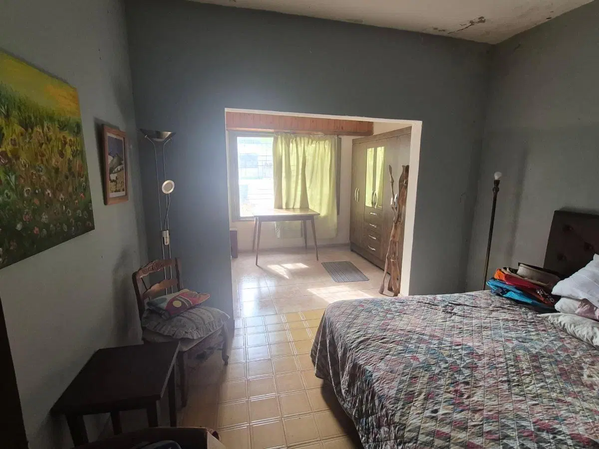 Venta en bloque de departamentos con locales a refaccionar en Moron Norte. Ideal inversor /desarr 2