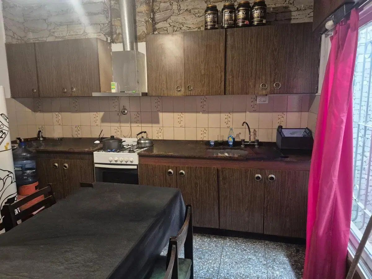 Venta en bloque de departamentos con locales a refaccionar en Moron Norte. Ideal inversor /desarr 3