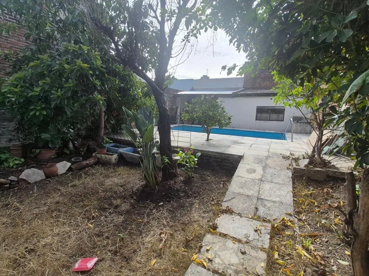 Venta en bloque de departamentos con locales a refaccionar en Moron Norte. Ideal inversor /desarr 8