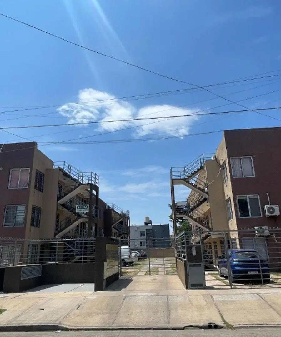 Alquiler - Monoambiente en planta baja con cochera, ubicado en una excelente zona de Morón Sur 2