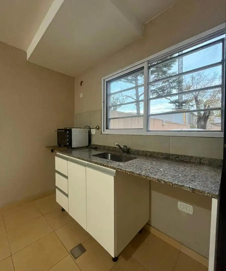 Alquiler - Monoambiente en planta baja con cochera, ubicado en una excelente zona de Morón Sur 3
