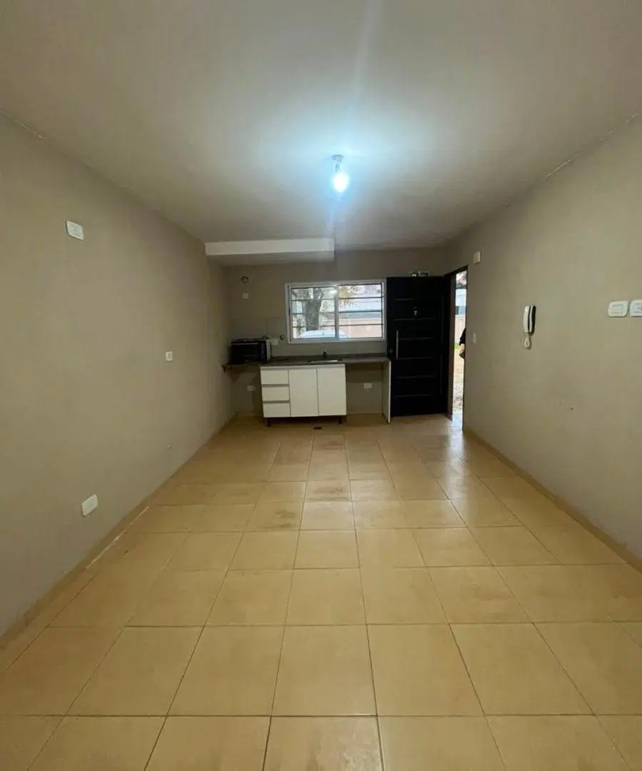 Alquiler - Monoambiente en planta baja con cochera, ubicado en una excelente zona de Morón Sur 1