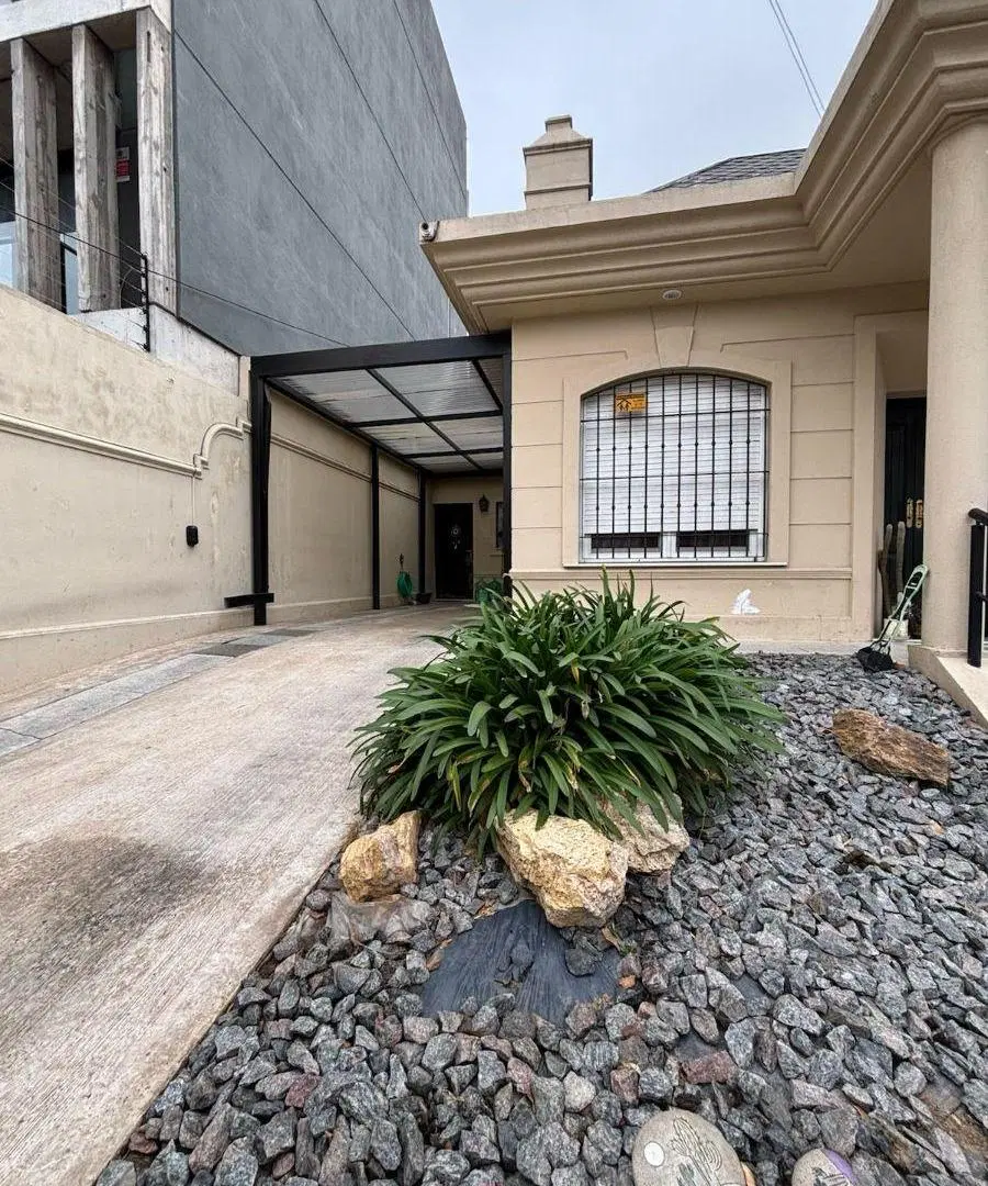 Venta. Casa de categoría. Moron Sur. Impecable 1