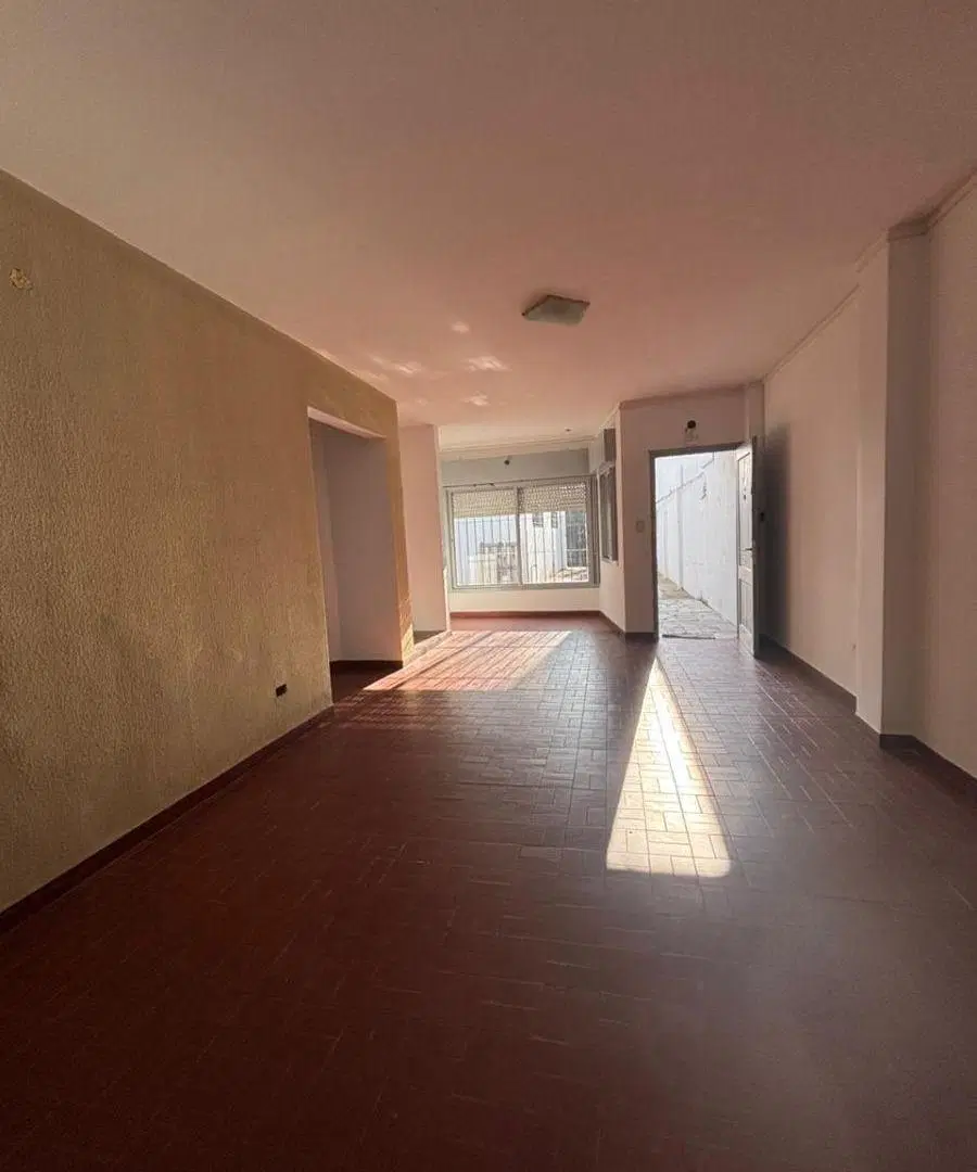 Venta. Casa con Local. Muy buena Zona 5
