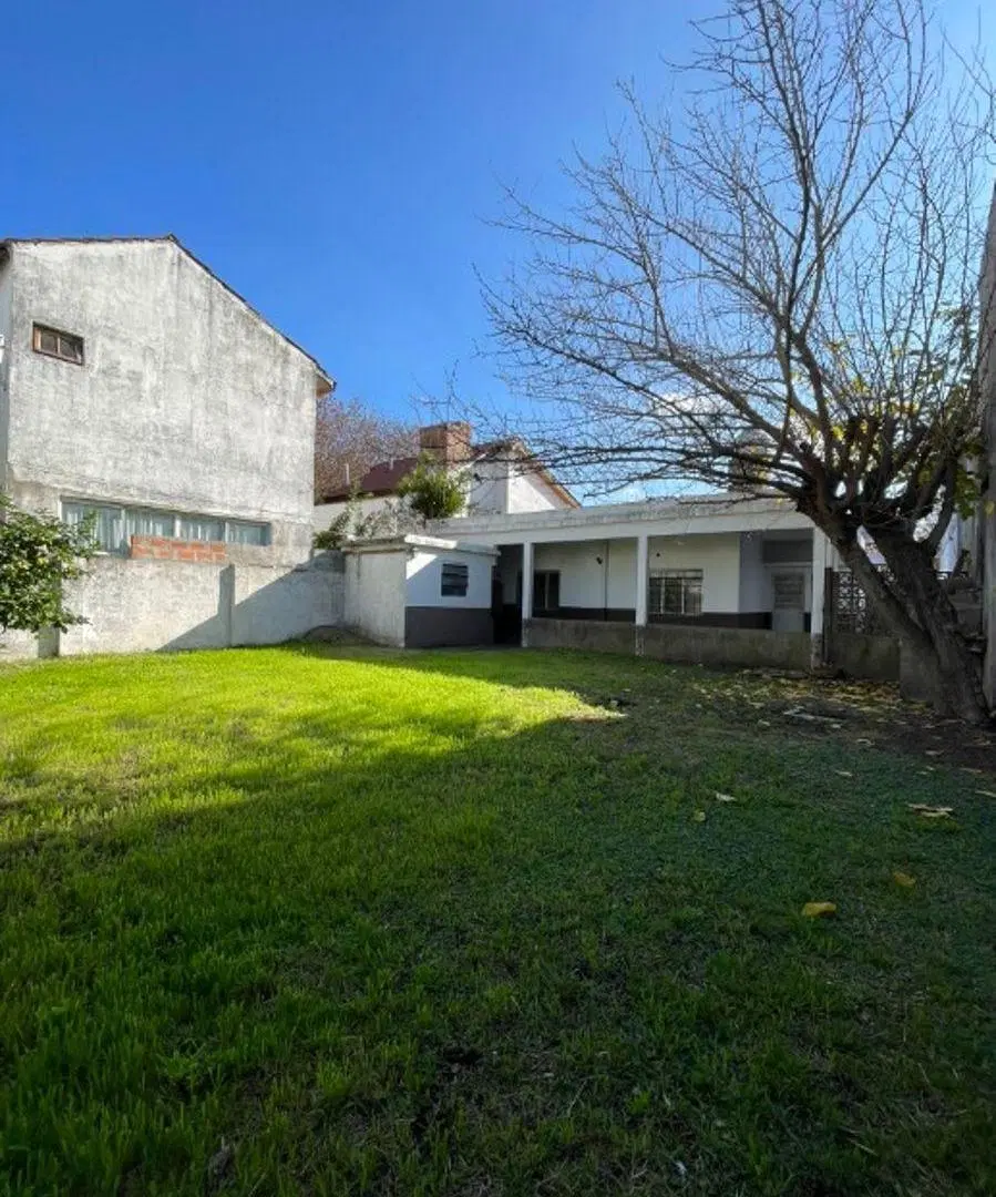 Venta - Casa Americana de 4 Ambientes en Moron Norte con Amplio Parque y Cochera Pasante 2