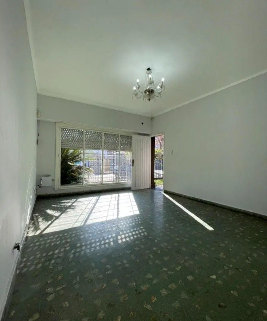 Venta - Casa Americana de 4 Ambientes en Moron Norte con Amplio Parque y Cochera Pasante 1