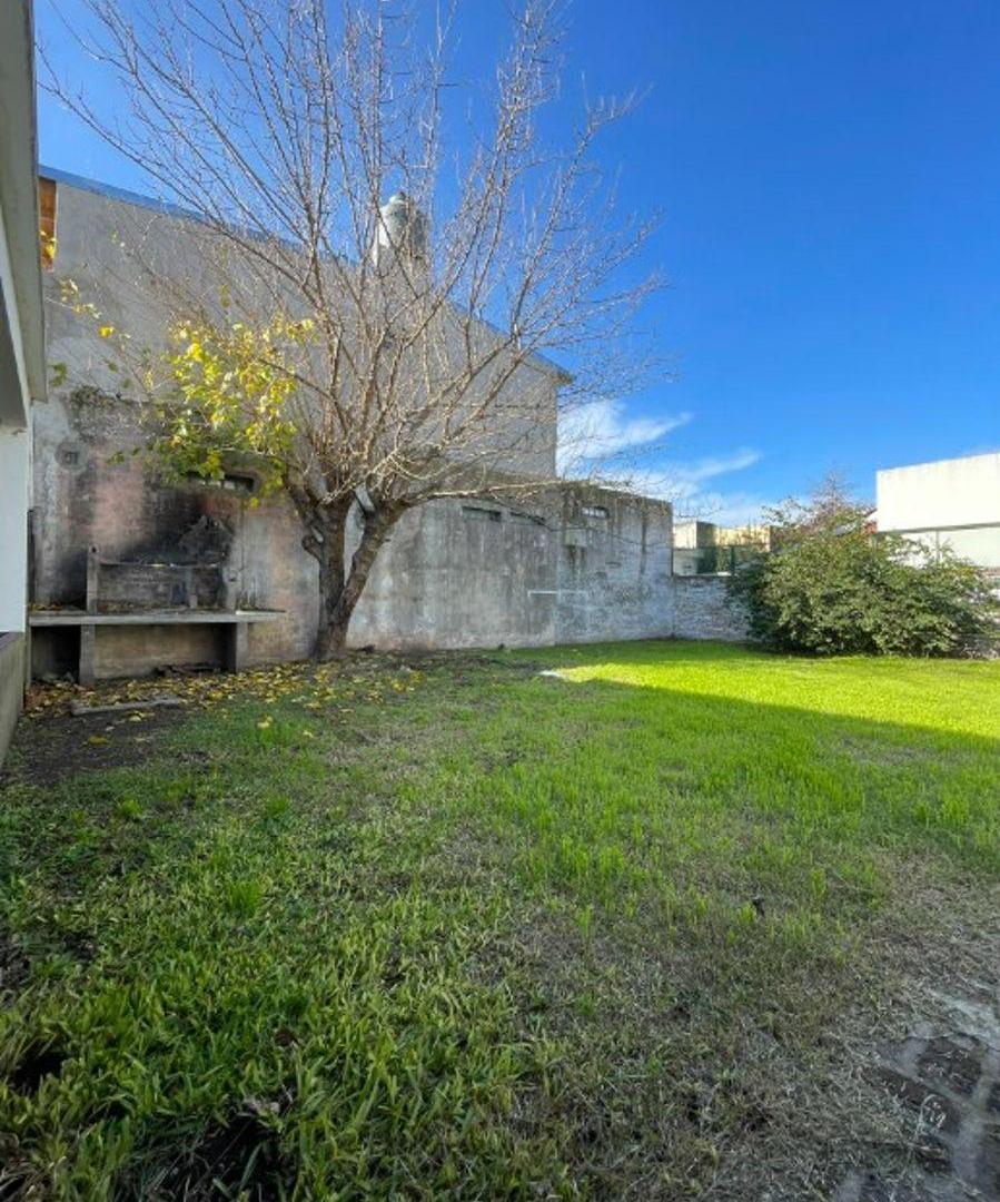 Venta - Casa Americana de 4 Ambientes en Moron Norte con Amplio Parque y Cochera Pasante