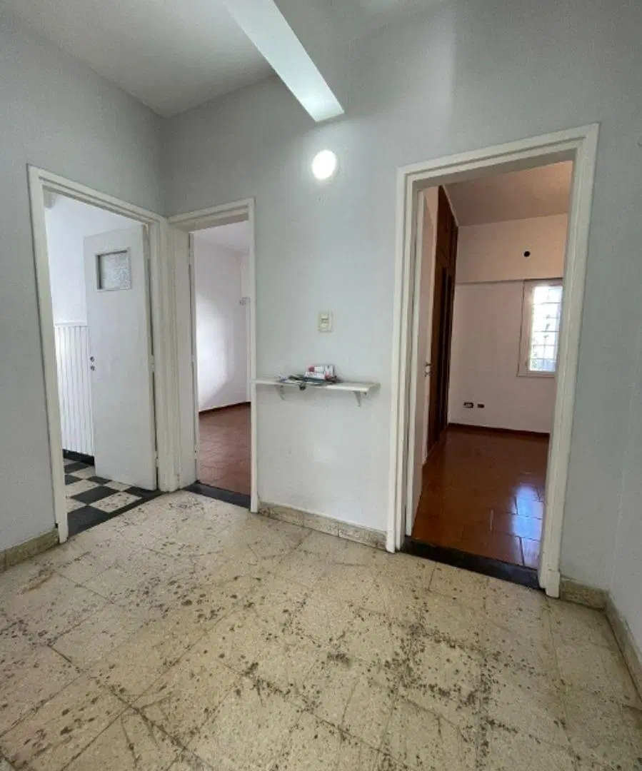 Venta - Casa Americana de 4 Ambientes en Moron Norte con Amplio Parque y Cochera Pasante 3