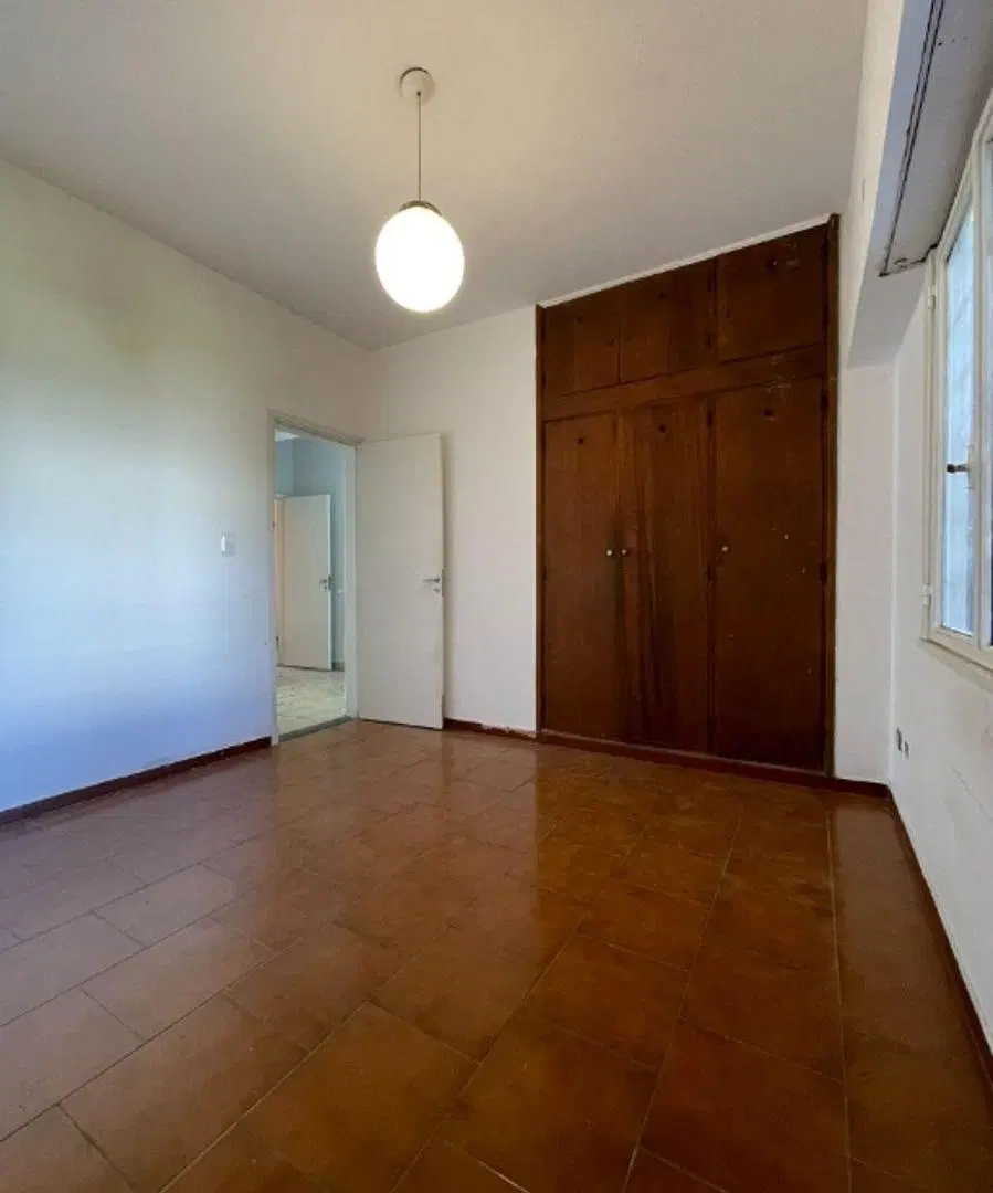 Venta - Casa Americana de 4 Ambientes en Moron Norte con Amplio Parque y Cochera Pasante 5