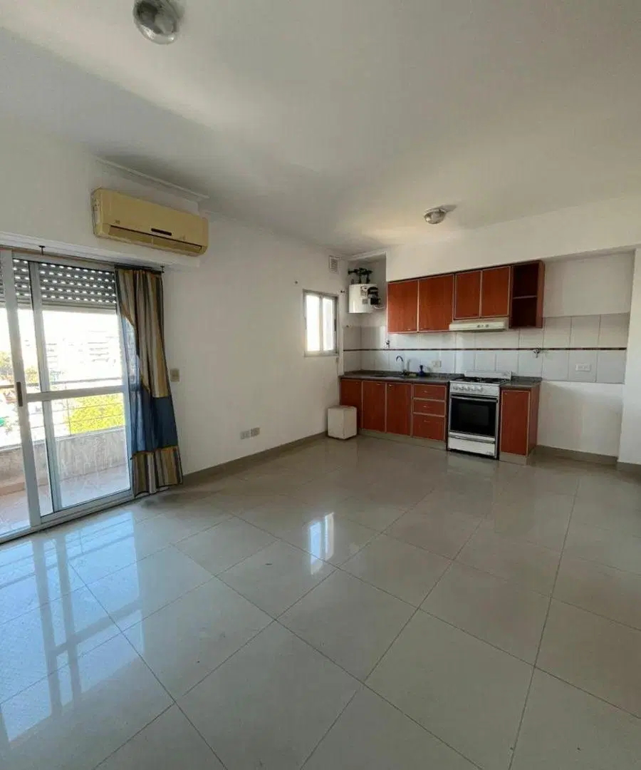 Venta - Departamento de 2 ambientes al frente con balcón en Moron 2