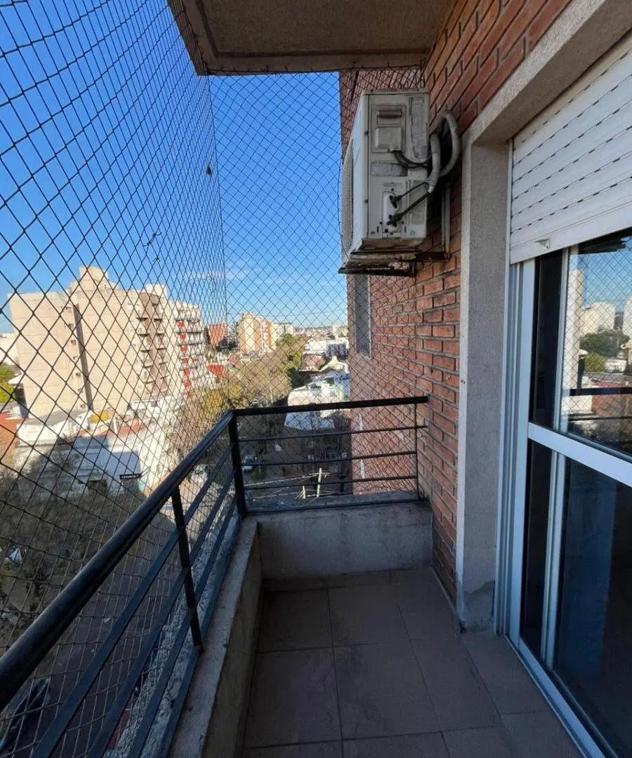 Venta - Departamento de 2 ambientes al frente con balcón en Moron 3