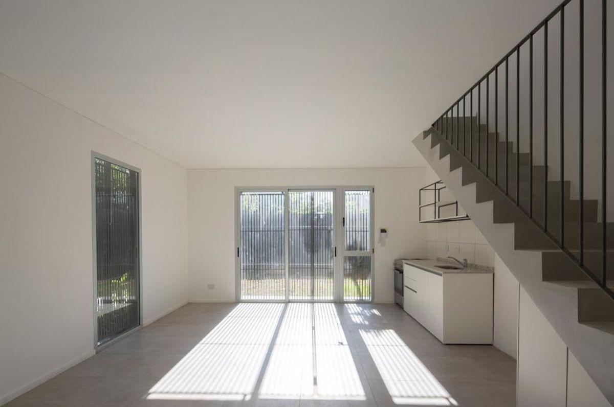 Foto de Duplex de 3 ambientes en alquiler en Castelar Norte complejo de solo 8, imagen 1