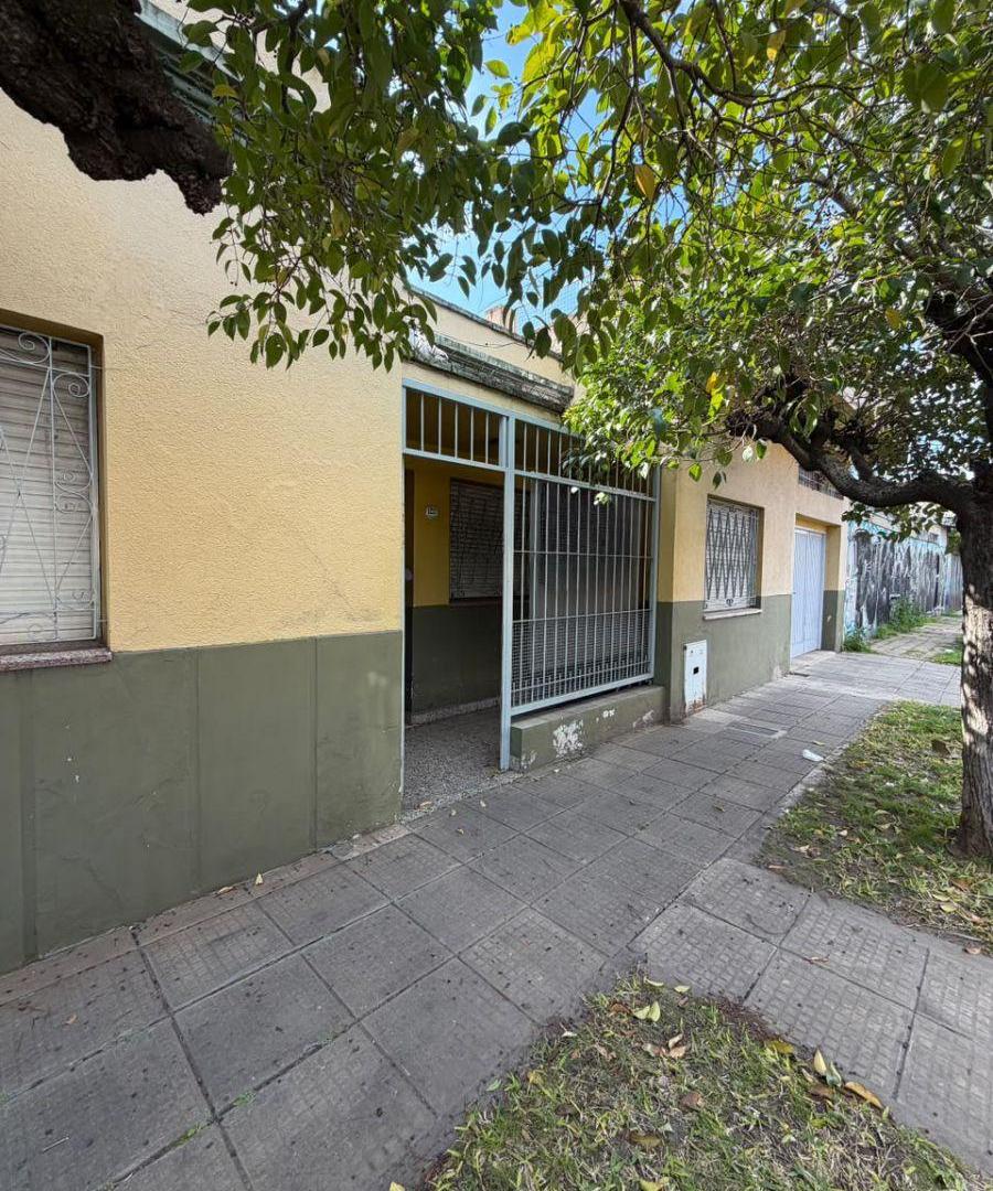 Foto de Venta - Casa en lote propio de 158mts en Moron Sur. Con múltiples, imagen 3