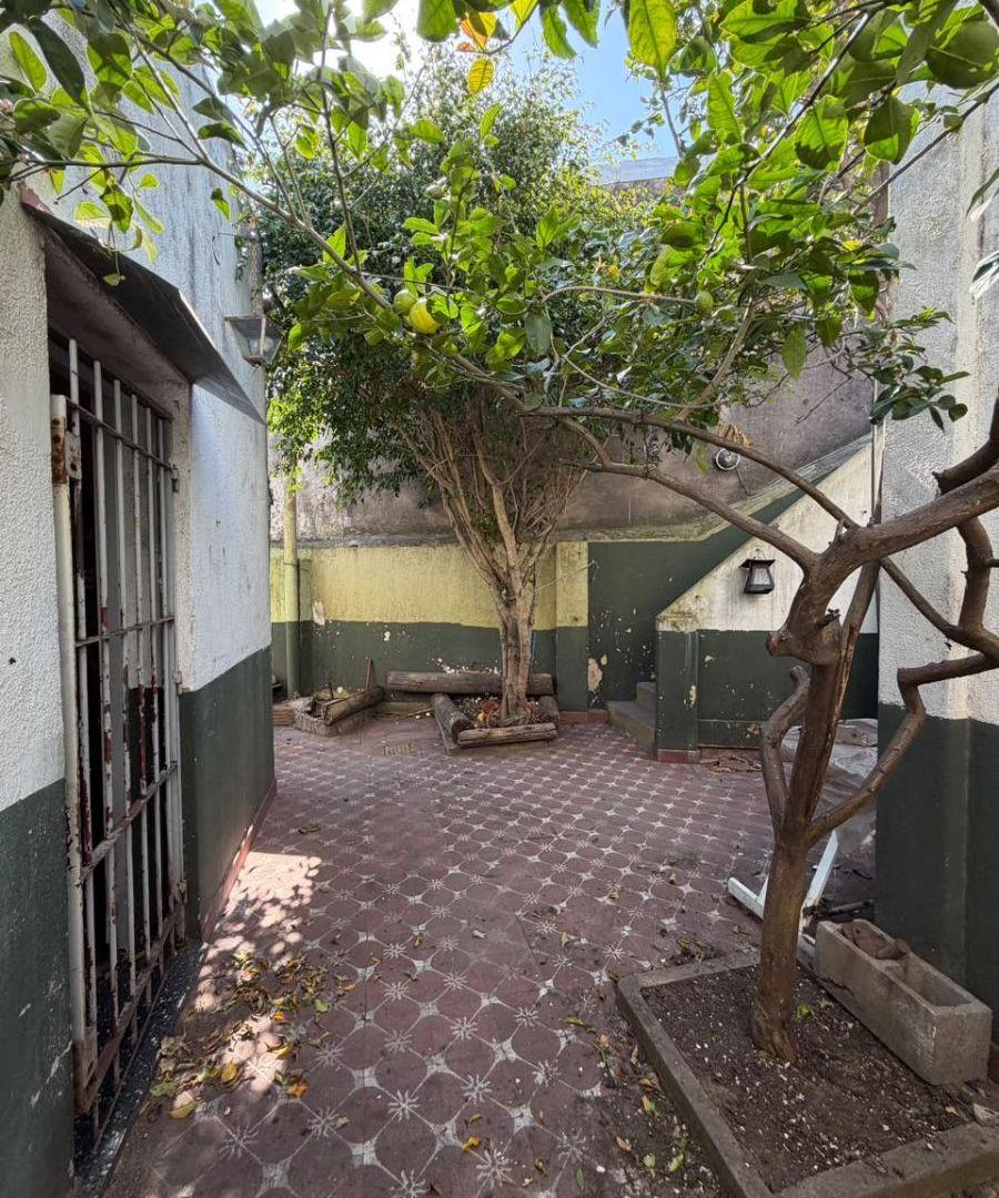 Foto de Venta - Casa en lote propio de 158mts en Moron Sur. Con múltiples, imagen 2