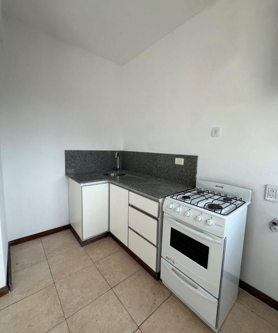 Foto de Departamento en alquiler de 2 ambientes en Moron Norte. A cuadras de la, imagen 2