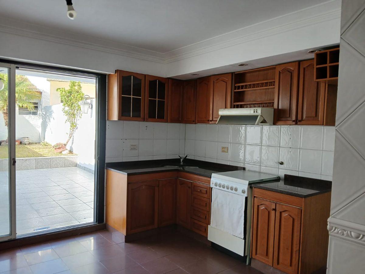 Foto de CASA EN ALQUILER EN MORÓN CENTRO | 4 AMBIENTES CON COCHERA SIN EXPENSAS, imagen 3