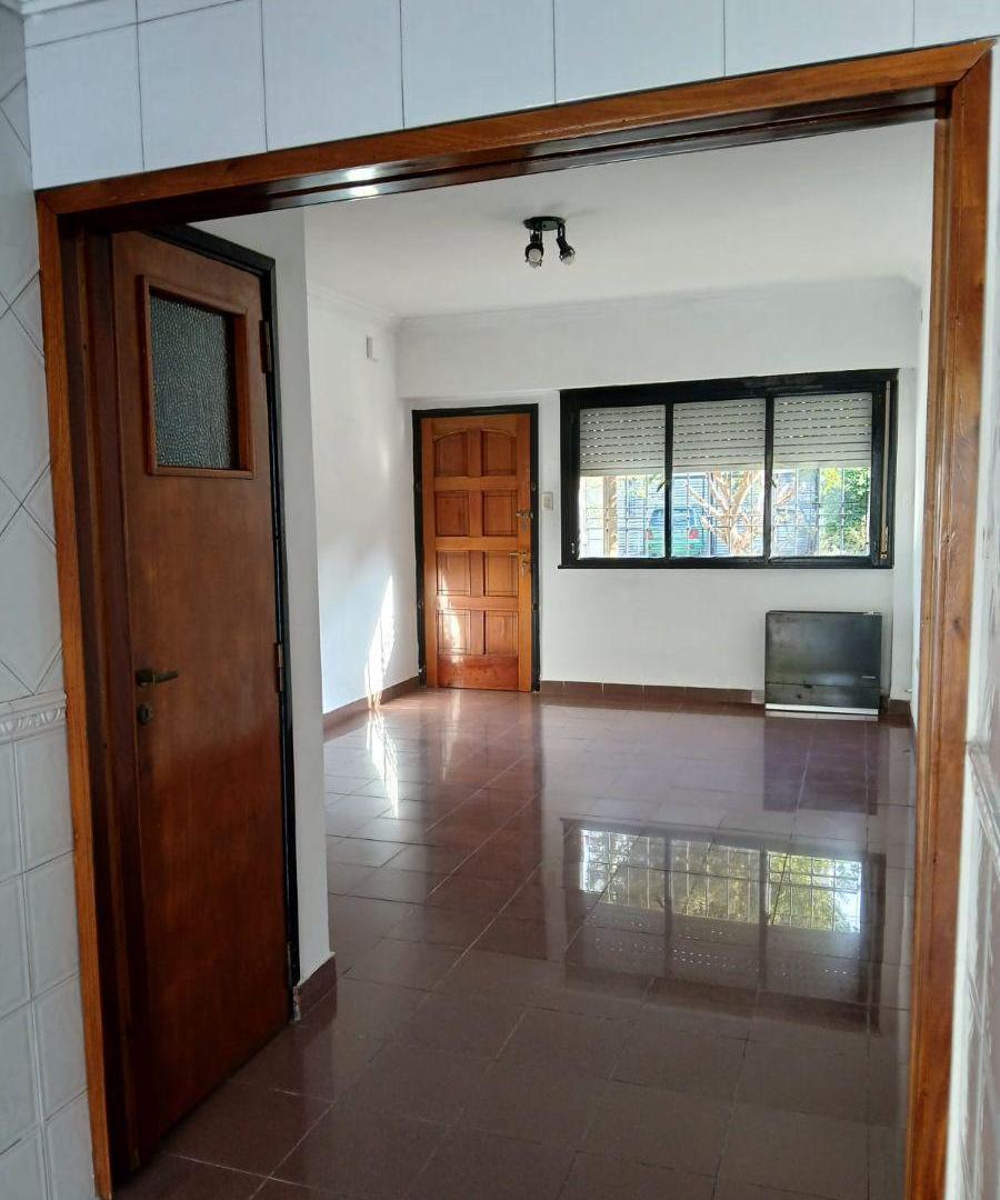 Foto de CASA EN ALQUILER EN MORÓN CENTRO | 4 AMBIENTES CON COCHERA SIN EXPENSAS, imagen 5