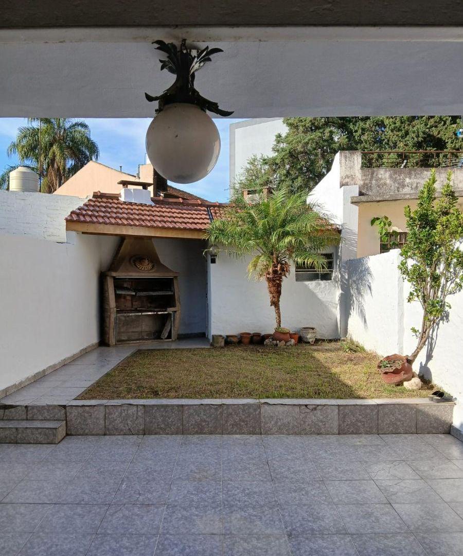 Foto de CASA EN ALQUILER EN MORÓN CENTRO | 4 AMBIENTES CON COCHERA SIN EXPENSAS, imagen 2