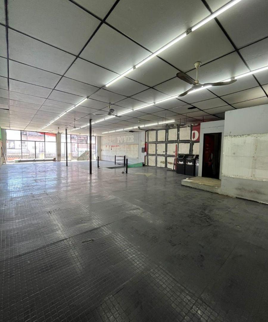 Foto de Local en alquiler en primer piso por escalera en Moron Centro, imagen 2