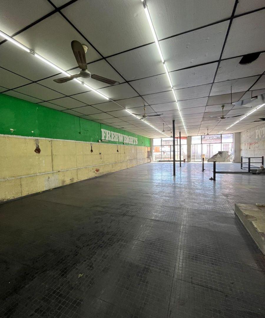 Foto de Local de 300mts en venta en Moron Centro. Primer piso por escalera, imagen 1