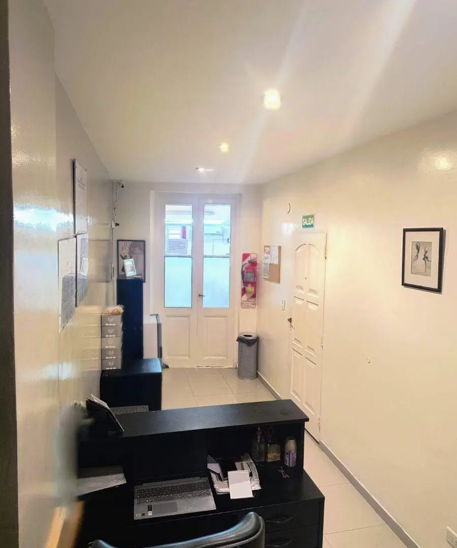 ¡Retasado! Hermoso departamento de época sobre centro comercial 4