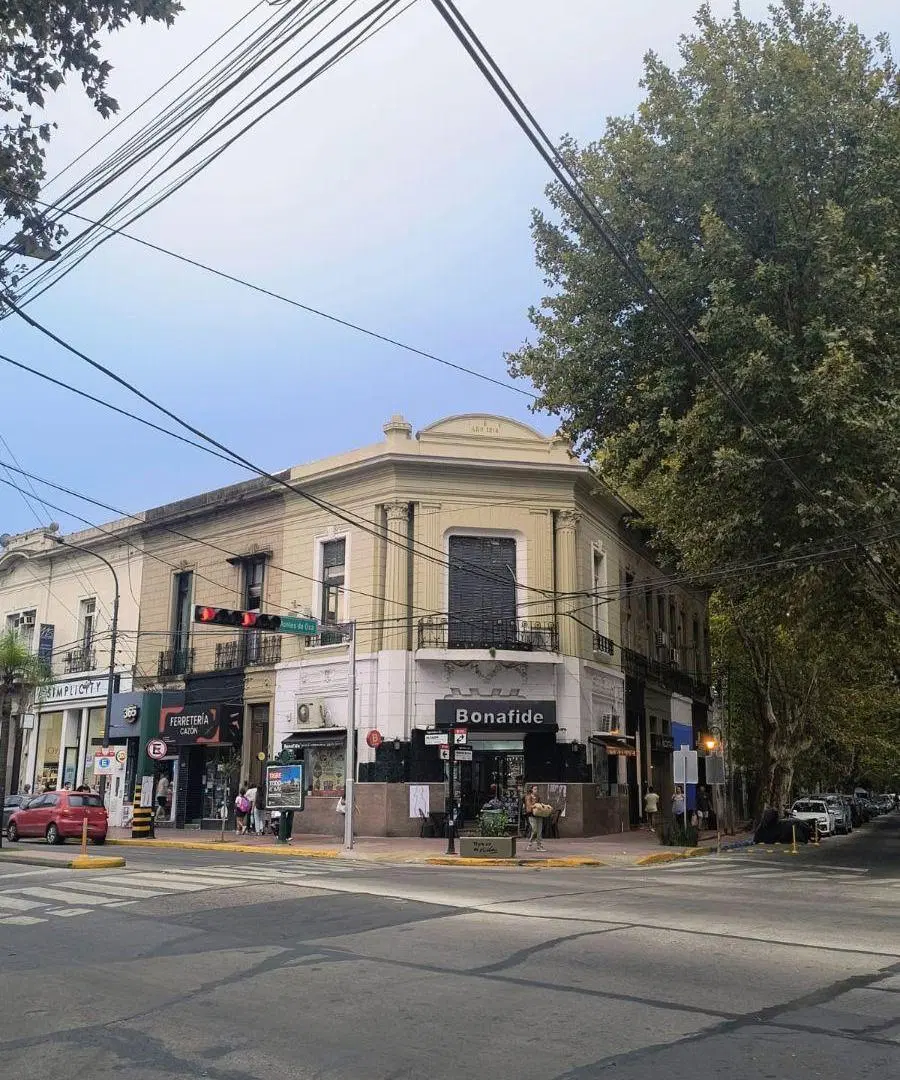 ¡Retasado! Hermoso departamento de época sobre centro comercial 1