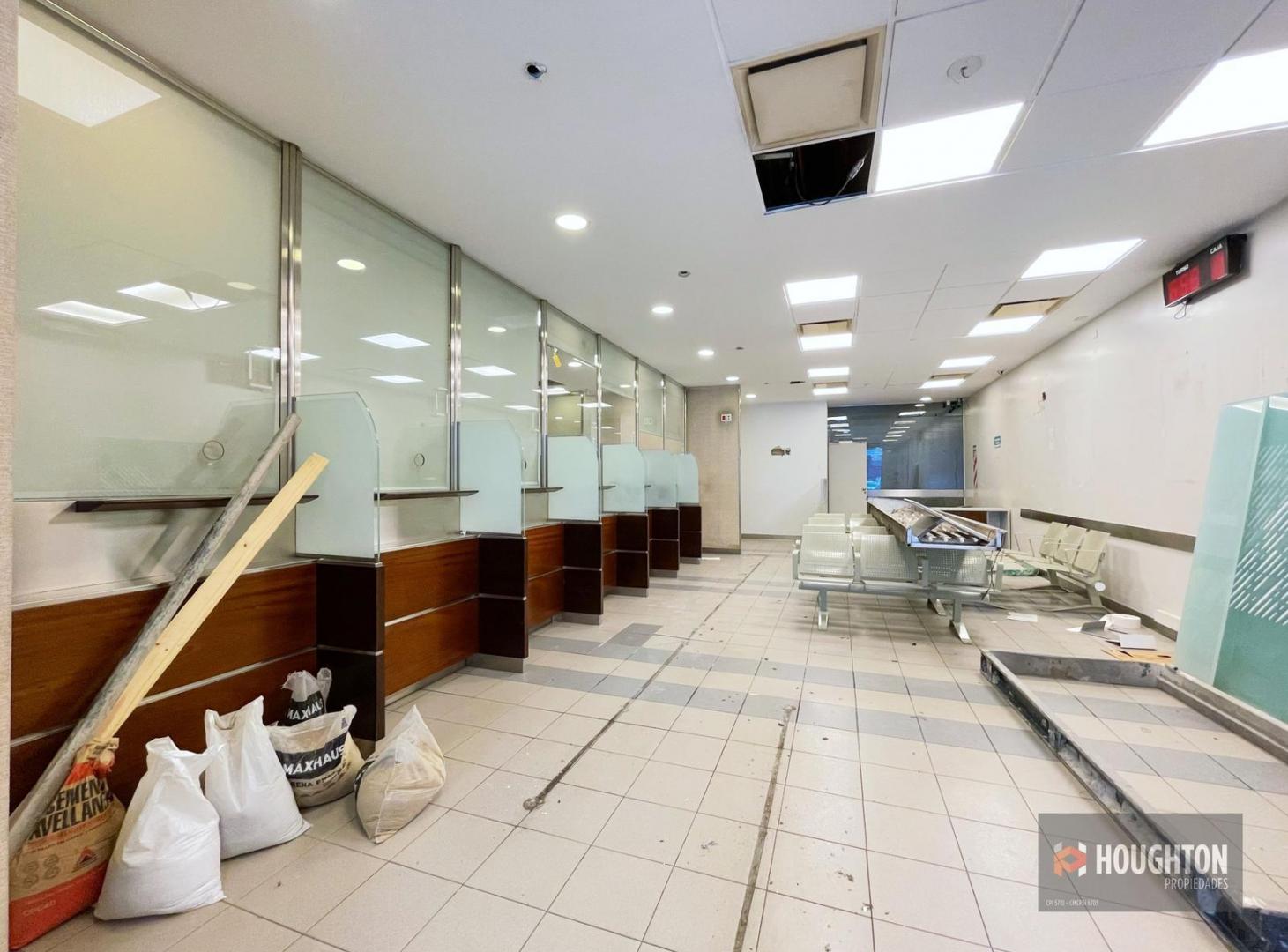 Local en VENTA sobre Av. Caseros al 2736, Parque Patricios - CABA.