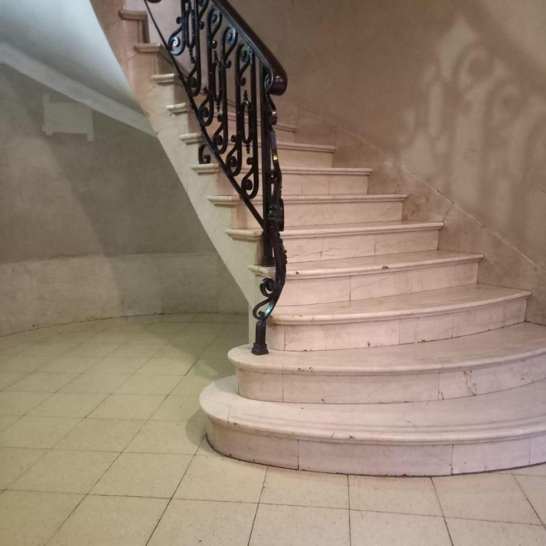 HERMOSO 3 AMB. CON DEPENDENCIA DE SERVICIO EN EDIFICIO HISTO