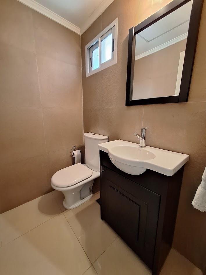 Hermosa Casa con Pileta, Parque y Doble Cochera con Excelent 5