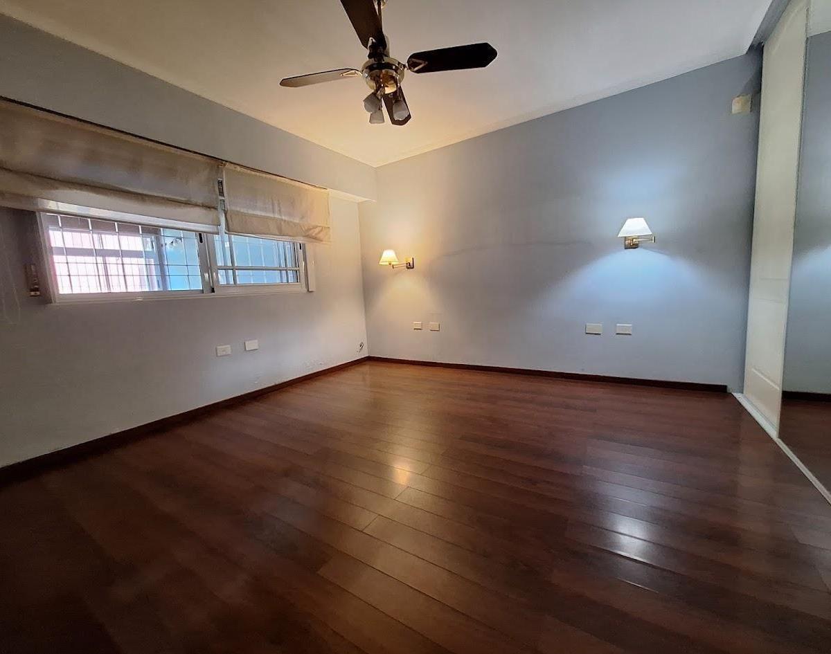 Hermosa Casa con Pileta, Parque y Doble Cochera con Excelent 4