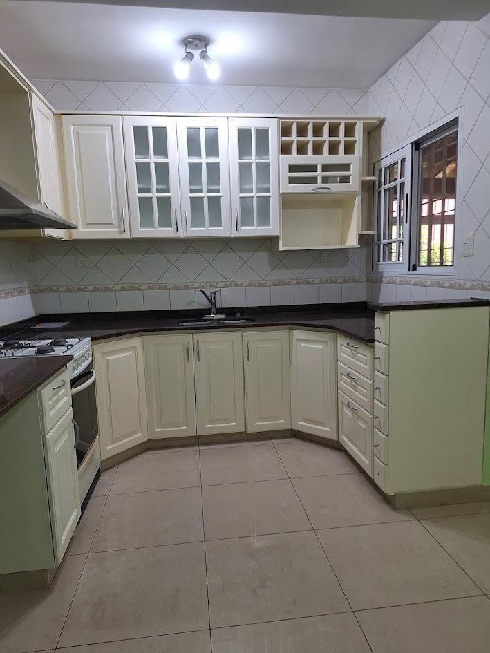 Hermosa Casa con Pileta, Parque y Doble Cochera con Excelent 2